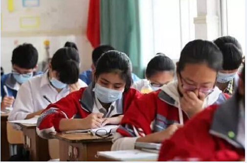 学校教室内空气污染严重，学生带防雾霾口罩上课