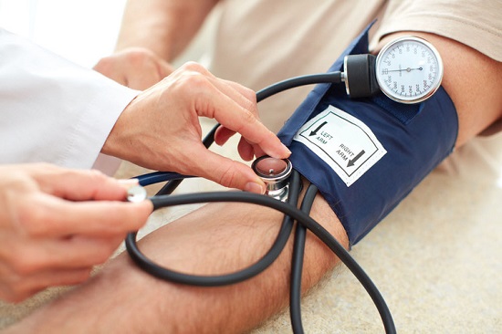 老年人高血压怎么引起的，与年龄有关吗？