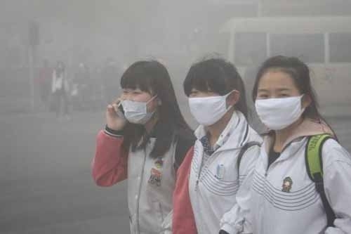 学校雾霾天气频发，学生们都戴口罩防护，室内急需负氧离子空气净化器净化室内空气