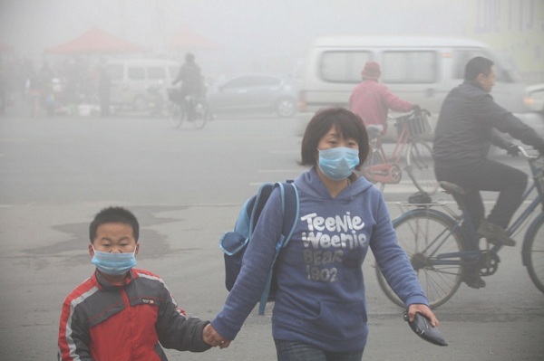 大面积的雾霾天气对人体健康的危害甚至比沙尘暴还要严重很多