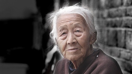 穹顶下老人遭受八大雾霾危害